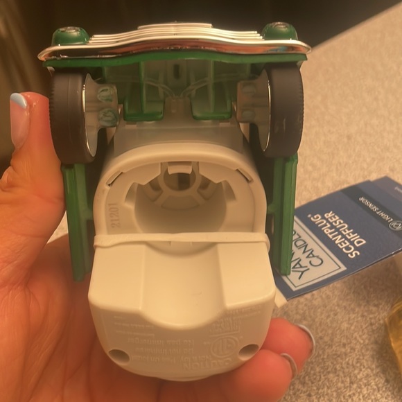 Yanklee Candle Scentplug in and Scent - Picture 3 of 7